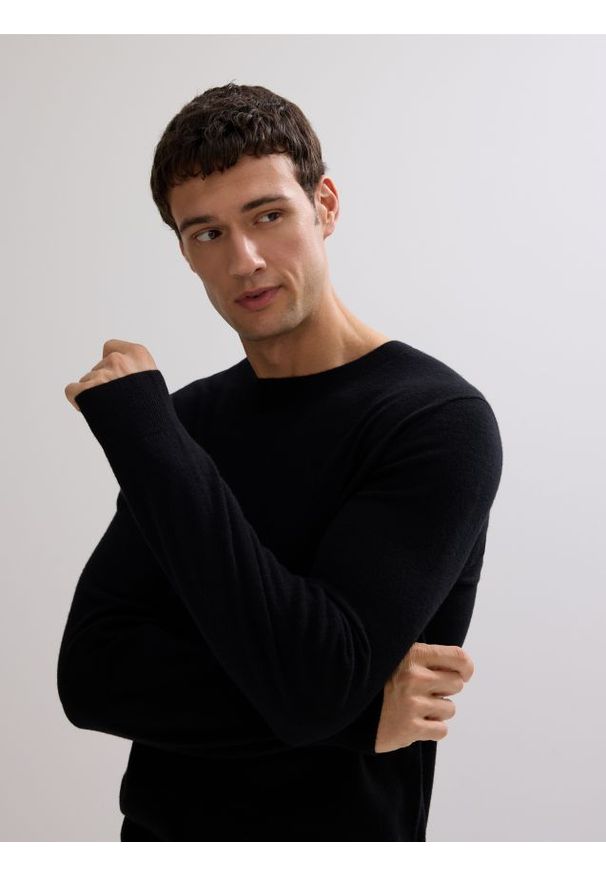 Reserved - Sweter z wełny merino - czarny. Kolor: czarny. Materiał: wełna
