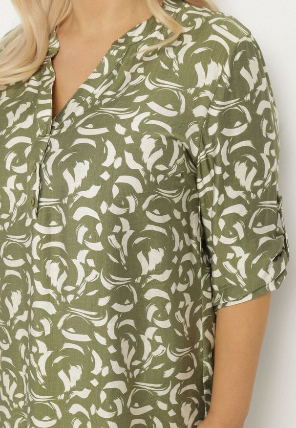 Born2be - Ciemnozielona Koszula z Wiskozą w Abstrakcyjny Wzór Clarivana. Okazja: na co dzień. Typ kołnierza: dekolt w serek. Kolekcja: plus size. Kolor: zielony. Materiał: wiskoza. Długość rękawa: długi rękaw. Długość: długie. Styl: elegancki, klasyczny, casual