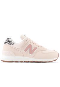 Buty New Balance WL574XQ2 - różowe. Okazja: na co dzień. Kolor: różowy. Materiał: syntetyk, zamsz, materiał, guma, skóra. Szerokość cholewki: normalna. Model: New Balance 574