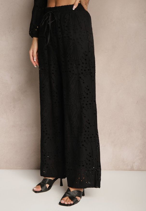 Renee - Czarne Szerokie Spodnie z Ażurowej Tkaniny z Wysokim Stanem Siledis. Okazja: na co dzień. Stan: podwyższony. Kolor: czarny. Materiał: tkanina. Wzór: ażurowy. Styl: casual, elegancki