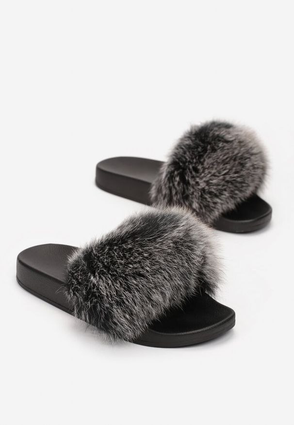 Renee - Czarno-Szare Klapki z Futrem Turtlefeather. Zapięcie: bez zapięcia. Kolor: czarny. Materiał: futro. Wzór: aplikacja