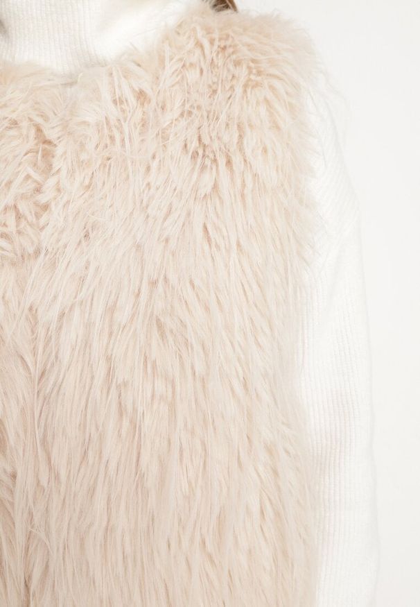 Born2be - Jasnobeżowa Kamizelka Futrzana ze Wsuwanymi Kieszeniami Venzira. Okazja: na co dzień. Kolor: beżowy. Materiał: futro. Wzór: aplikacja. Styl: casual, elegancki