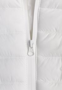 Born2be - Biała Pikowana Kurtka Przejściowa z Kapturem i Elastycznymi Panelami Feziala. Okazja: na co dzień. Typ kołnierza: kaptur. Kolor: biały. Materiał: jeans, nylon. Sezon: wiosna. Styl: casual, sportowy #8