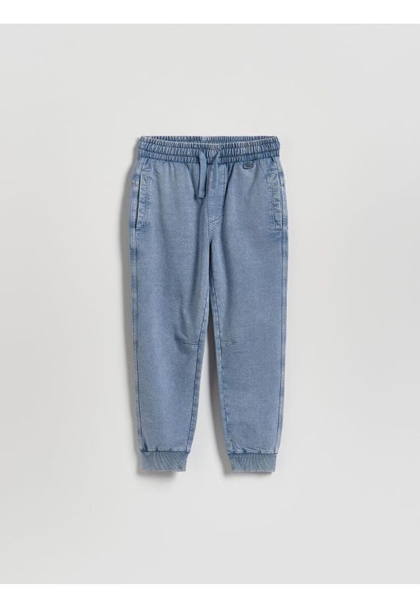 Reserved - Joggery z efektem sprania - niebieski. Kolor: niebieski. Materiał: dzianina, bawełna