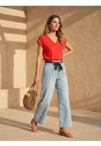 Sinsay - Koszulka z koronką z domieszką wiskozy - czerwony. Kolor: czerwony. Materiał: wiskoza, koronka. Wzór: koronka #1