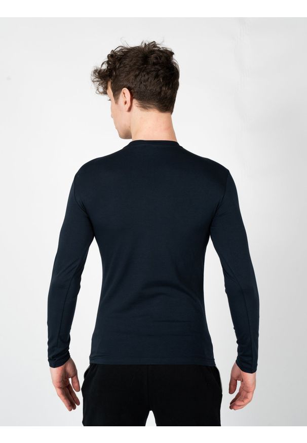 Emporio Armani Longsleeve | 1110233-F512 | Mężczyzna | Granatowy. Okazja: na co dzień. Kolor: niebieski. Materiał: bawełna, elastan. Długość rękawa: długi rękaw. Wzór: nadruk. Styl: casual, elegancki