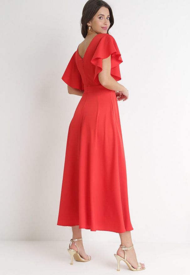 Born2be - Czerwona Rozkloszowana Sukienka Zdobiona Falbanami Emilienne. Okazja: na randkę, na spacer. Kolor: czerwony. Materiał: tkanina, jeans. Wzór: jednolity, aplikacja, gładki. Typ sukienki: rozkloszowane. Styl: wizytowy, klasyczny, elegancki. Długość: maxi