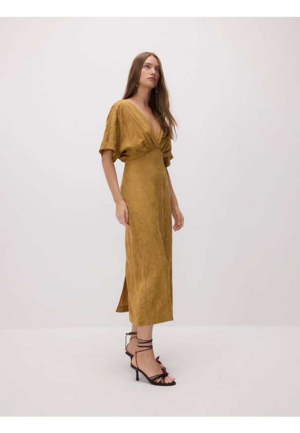 Reserved - Sukienka kimono z lyocellem - warm olive. Materiał: wiskoza