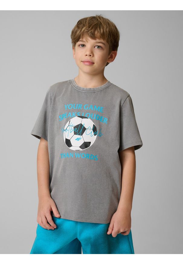 4f - 4F T-shirt regular z nadrukiem chłopięcy - szary 128 (7-8 lat). Okazja: na co dzień, na uczelnię. Kolor: szary. Materiał: dzianina, materiał. Wzór: nadruk. Sezon: lato. Styl: casual, klasyczny, sportowy