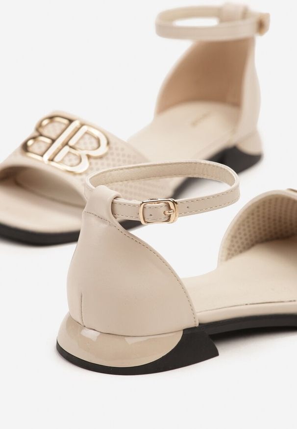 Renee - Beżowe Sandały Vices z Perforowaną Cholewką i Elegancką Aplikacją Tilapea. Okazja: na co dzień. Zapięcie: pasek. Kolor: beżowy. Wzór: aplikacja. Obcas: na obcasie. Styl: elegancki. Wysokość obcasa: średni