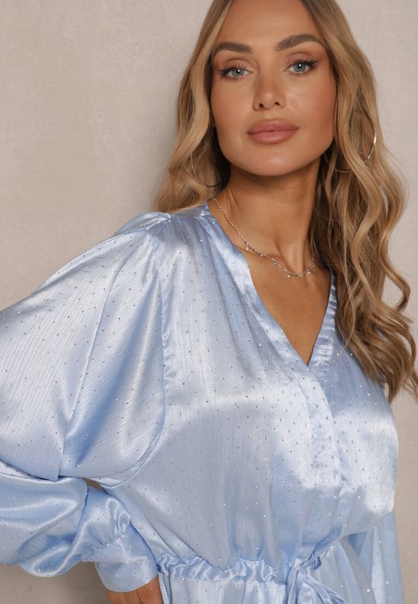 Renee - Niebieska Koszulowa Sukienka z Satyny Ozdobiona Cyrkoniami i Paskiem Miledis. Kolor: niebieski. Materiał: satyna. Wzór: aplikacja. Typ sukienki: koszulowe. Styl: klasyczny