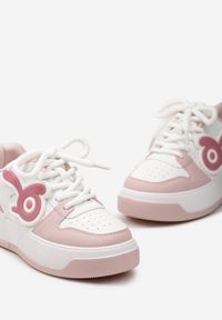 Renee - Biało-Różowe Sneakersy na Niskiej Platformie z Wypukłą Ozdobą Irasa. Okazja: na spacer, na co dzień. Kolor: biały. Wzór: aplikacja. Obcas: na platformie. Sport: turystyka piesza #5