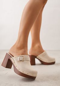 Renee - Beżowe Klapki na Słupku w Stylu Chodaków z Klamrami i Nitami Semelaia. Okazja: na co dzień. Kolor: beżowy. Wzór: aplikacja. Obcas: na słupku. Styl: casual, boho #1