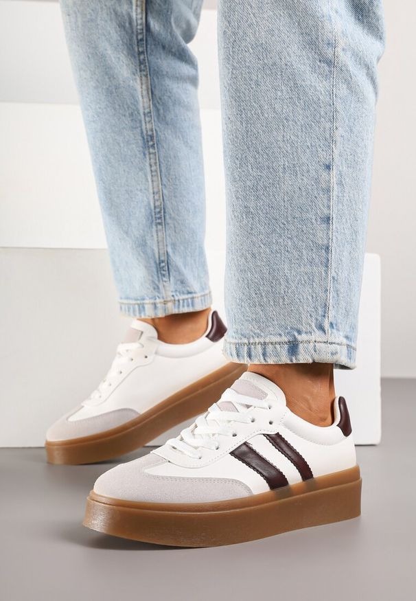Born2be - Biało-Bordowe Sneakersy w Stylu Tenisówek z Paskami Nilomira. Okazja: na co dzień. Zapięcie: pasek. Kolor: biały. Materiał: jeans