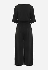 Renee - Czarny Nietoperzowy Kombinezon Koktajlowy z Wiskozą Zdobiony Drapowaniem Avadina. Kolor: czarny. Materiał: wiskoza. Wzór: aplikacja. Styl: wizytowy #5