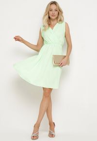 Born2be - Jasnozielona Sukienka z Kopertowym Dekoltem i Gumką w Pasie Vereri. Typ kołnierza: dekolt kopertowy. Kolor: zielony. Długość rękawa: krótki rękaw. Typ sukienki: kopertowe #4