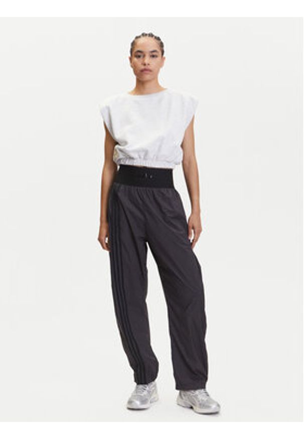 Adidas - adidas Spodnie dresowe JJ0920 Szary Loose Fit. Kolor: szary. Materiał: syntetyk