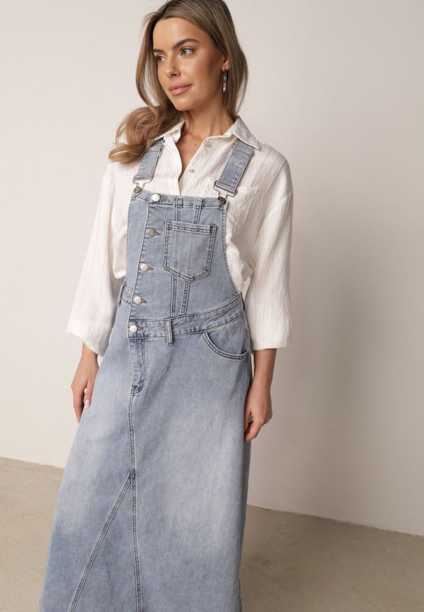 Born2be - Niebieska Trapezowa Sukienka Jeansowa o Kroju Ogrodniczki z Bawełną Peimellia. Okazja: na co dzień. Kolor: niebieski. Materiał: bawełna, jeans. Typ sukienki: trapezowe. Styl: casual