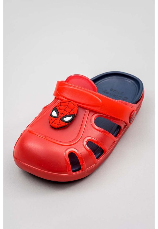 Zippy - zippy klapki dziecięce x Spidedrman kolor czerwony. Kolor: czerwony. Materiał: guma. Obcas: na obcasie. Wysokość obcasa: niski
