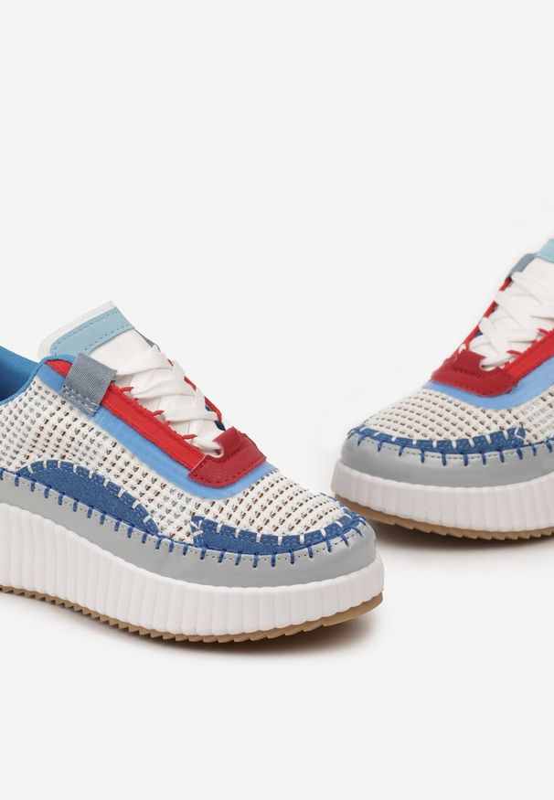 Renee - Biało-Niebieskie Sneakersy na Platformie Ozdobione Nitami i Patchworkowymi Wstawkami Jeneria. Kolor: biały. Wzór: aplikacja. Obcas: na platformie