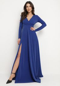 Born2be - Granatowa Rozkloszowana Sukienka z Dekoltem w Serek i Rozcięciem Zdobiona Metaliczną Nicią Emilandra. Typ kołnierza: dekolt w serek. Kolor: niebieski. Materiał: zamsz, materiał. Długość rękawa: długi rękaw. Wzór: aplikacja. Typ sukienki: kopertowe, rozkloszowane. Styl: wizytowy, klasyczny, elegancki #1
