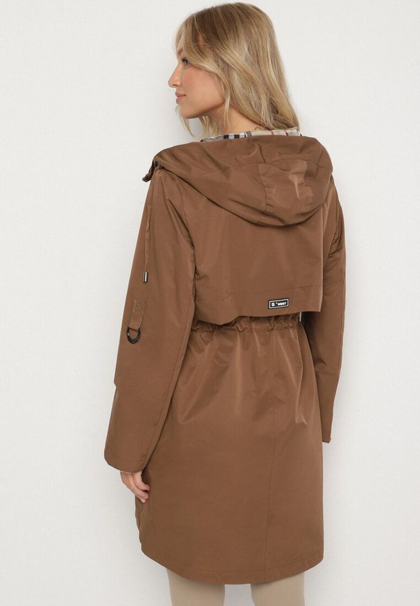 Born2be - Brązowa Kurtka Parka z Kapturem ze Wzorem w Kratę i Podpinanymi Rękawami Gavaria. Okazja: na co dzień, na spotkanie biznesowe. Typ kołnierza: kaptur. Kolor: brązowy. Materiał: jeans. Styl: klasyczny, casual, elegancki, biznesowy