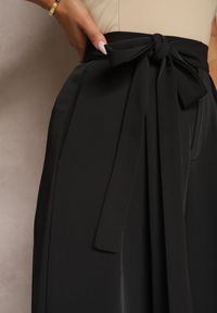 Renee - Czarne Eleganckie Spodnie w Garniturowym Stylu High Waist Ozdobione Paskiem w Talii Wenelsea. Okazja: do pracy. Stan: podwyższony. Kolor: czarny. Długość: długie. Wzór: aplikacja. Styl: elegancki