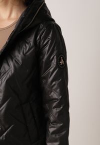 Born2be - Czarna Kurtka Pikowana z Nieodpinanym Kapturem i Aplikacją na Rękawie Endora. Okazja: na spacer, na co dzień. Kolor: czarny. Materiał: poliester, jeans. Wzór: aplikacja. Styl: casual, elegancki #5