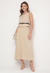 Born2be - Ciemnobeżowa Sukienka Bez Rękawów z Plisami i Paskiem z Klamrą Iffale. Okazja: na spacer, na co dzień. Kolor: beżowy. Długość rękawa: bez rękawów. Styl: casual, klasyczny #4