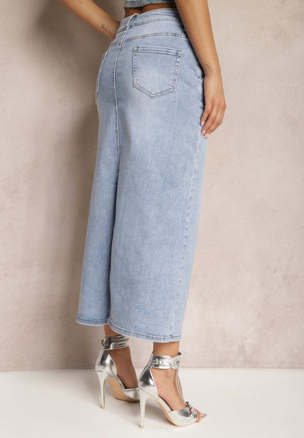 Renee - Jasnoniebieska Jeansowa Spódnica High Waist z Nitami Przy Kieszeniach Nellajoy. Okazja: na co dzień. Stan: podwyższony. Kolor: niebieski. Materiał: jeans. Styl: elegancki, rockowy, casual