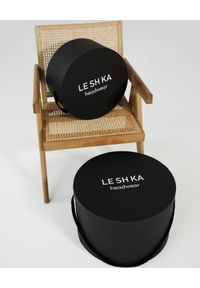 LESHKA - Ozdobne czarne pudełko na trzy kapelusze. Kolor: czarny