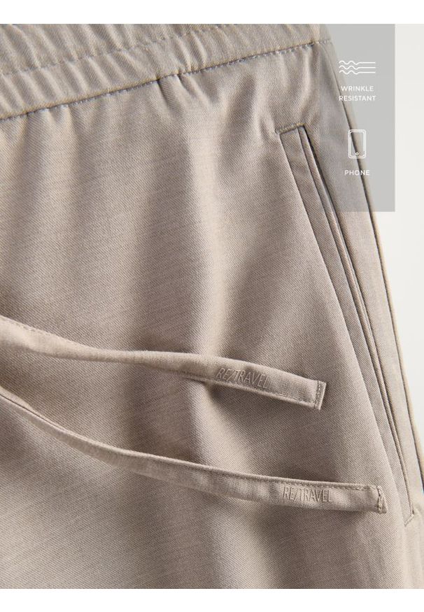 Reserved - Spodnie joggery - beżowy. Kolor: beżowy. Materiał: tkanina, wiskoza