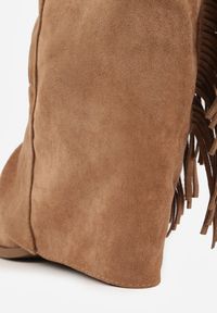 Born2be - Brązowe Botki Typu Kowbojki na Obcasie z Wywiniętą Cholewką i Frędzlami Uemiris. Okazja: na co dzień. Kolor: brązowy. Materiał: skóra, jeans. Szerokość cholewki: normalna. Wzór: gładki. Obcas: na obcasie. Styl: casual. Wysokość obcasa: średni #8