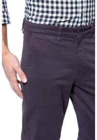 Wrangler - WRANGLER SPODNIE MĘSKIE CHINO AUBERGINE W16LRN450. Materiał: materiał #9