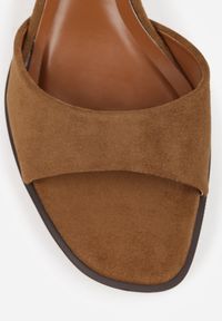 Renee - Ciemnobeżowe Eleganckie Klapki VICES na Niskiej Szpilce z Imitacji Zamszu Hartar. Kolor: beżowy. Materiał: zamsz. Obcas: na obcasie. Styl: elegancki. Wysokość obcasa: średni #6