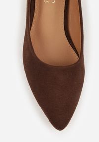 Renee - Brązowe Czółenka Vices na Słupku z Wkładką ze Skóry Naturalnej Rieris. Okazja: na co dzień. Nosek buta: szpiczasty. Kolor: brązowy. Materiał: skóra. Obcas: na słupku. Styl: casual, klasyczny, wizytowy. Wysokość obcasa: średni #2