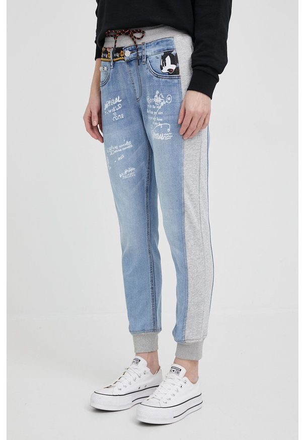 Desigual jeansy x Disney damskie high waist. Stan: podwyższony. Kolor: niebieski. Wzór: motyw z bajki