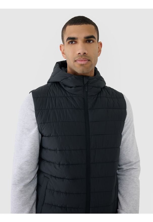 4f - 4F Bezrękawnik puchowy z wypełnieniem syntetycznym męski - czarny XXL. Okazja: na co dzień. Typ kołnierza: kołnierzyk stójkowy. Kolor: czarny. Materiał: syntetyk, puch. Długość rękawa: bez rękawów. Długość: długie. Styl: casual, klasyczny, sportowy