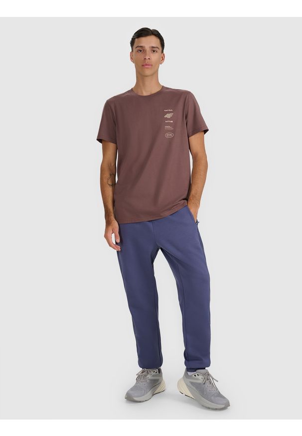 4f - 4F T-shirt regular z nadrukiem męski - brązowy S. Okazja: na co dzień. Kolor: brązowy. Materiał: bawełna. Długość: długie. Wzór: nadruk. Styl: casual