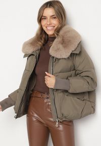 Born2be - Ciemnozielona Pikowana Kurtka z Futrzanym Kołnierzem z Możliwością Odpięcia Malatila. Okazja: do pracy, na spacer. Kolor: zielony. Materiał: futro. Długość rękawa: długi rękaw. Długość: długie. Sezon: zima. Styl: klasyczny, elegancki #6