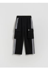 Reserved - Spodnie cargo z lampasami - czarny. Kolor: czarny. Materiał: bawełna, dzianina #1