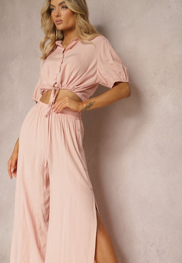 Renee - Jasnoróżowy Komplet z Bawełny w Stylu Utility Koszula i Szerokie Spodnie Veola. Kolor: różowy. Materiał: bawełna