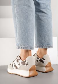 Born2be - Biało-Brązowe Płaskie Sneakersy w Krowie Łaty z Geometrycznym Wzorem Nawla. Nosek buta: okrągły. Zapięcie: sznurówki. Kolor: biały. Materiał: materiał. Wzór: geometria. Obcas: na obcasie. Wysokość obcasa: niski #5