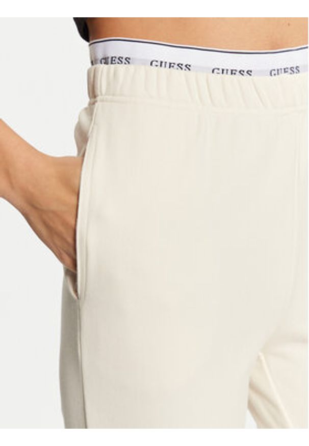 Guess Spodnie damskie O5RB01 KCO31 Écru Regular Fit. Materiał: bawełna