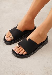 Renee - Czarne Klapki Japonki Ozdobione Aplikacją na Palcu Noevianna. Okazja: na spacer, na co dzień. Kolor: czarny. Materiał: jeans. Wzór: aplikacja. Sezon: wiosna, lato. Styl: casual #1