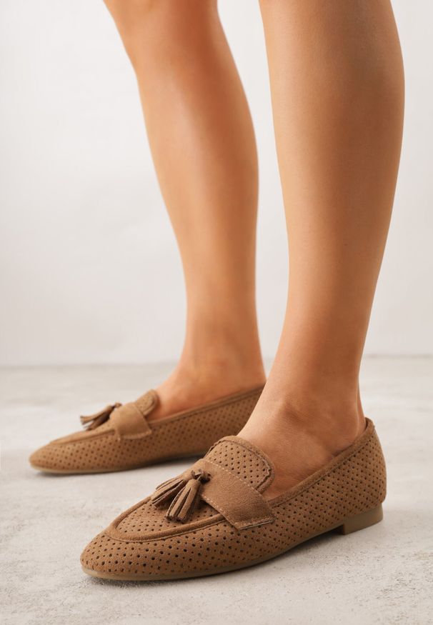 Born2be - Jasnobrązowe Mokasyny z Imitacji Zamszu z Ozdobną Perforacją i Frędzlami Yenone. Okazja: na co dzień, na spotkanie biznesowe, do pracy. Kolor: brązowy. Materiał: zamsz. Styl: casual, biznesowy, klasyczny