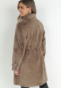 Born2be - Brązowy Płaszcz Futrzany ze Ściągaczem w Pasie Cierra. Kolor: brązowy. Materiał: futro #5