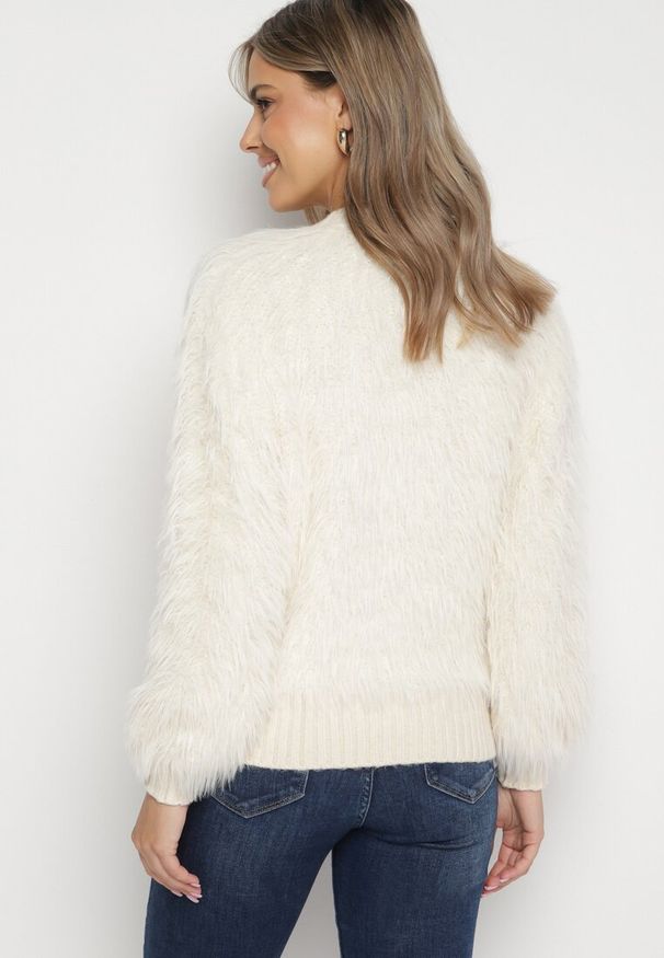 Born2be - Jasnobeżowy Sweter z Długim Włosiem i Dodatkiem Wełny Merithina. Kolor: beżowy. Materiał: wełna. Długość: długie. Styl: klasyczny, elegancki