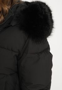 Born2be - Czarna Pikowana Kurtka z Szerokimi Ściągaczami i Ozdobnym Futrem przy Kapturze Inandria. Okazja: na co dzień, do pracy, na spotkanie biznesowe. Kolor: czarny. Materiał: futro. Długość rękawa: długi rękaw. Długość: długie. Styl: biznesowy, klasyczny, casual, elegancki #3