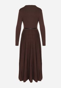 Born2be - Brązowa Rozkloszowana Sukienka z Dzianiny z Wiskozą z Długim Rękawem i Paskiem Tusmina. Okazja: na co dzień. Kolor: brązowy. Materiał: wiskoza, dzianina. Długość rękawa: długi rękaw. Styl: klasyczny, casual, elegancki #3